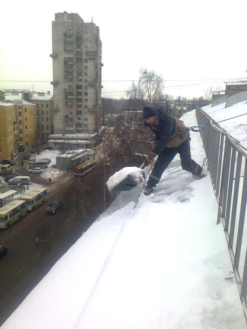 чистка_крыши_от_снега.jpg